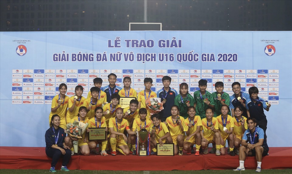 Với thành phần nhiều cầu thủ U16 nữ Việt Nam trong đội hình, dự tuyển quốc gia đăng quang thuyết phục tại giải đấu. Tuy nhiên, màn trình diễn của Phong Phú Hà Nam cũng cho thấy đào tạo trẻ ở đội bóng này đang đi đúng hướng. Ảnh: H.T