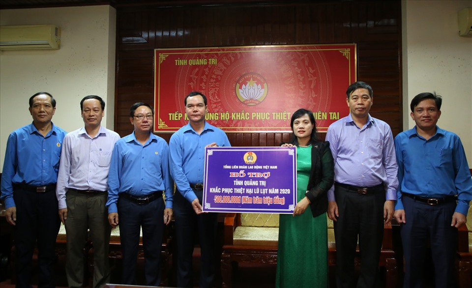 Đoàn công tác của Tổng LĐLĐ Việt Nam hỗ trợ 500 triệu đồng khắc phục hậu quả mưa lũ cho tỉnh Quảng Trị. Ảnh: Hưng Thơ.