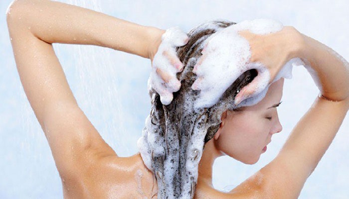 Sau khi tẩy và nhuộm tóc khoảng từ 2 đến 3 ngày bạn hãy mới bắt đầu sử dụng dầu gội. Ảnh: Bách hoá xanh