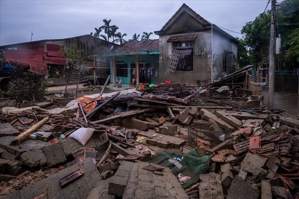 Thiên tai ngày càng cực đoan. Hình ảnh những ngôi nhà bị tàn phá do bão số 8 tại Quảng Bình. Ảnh: Linh Phạm