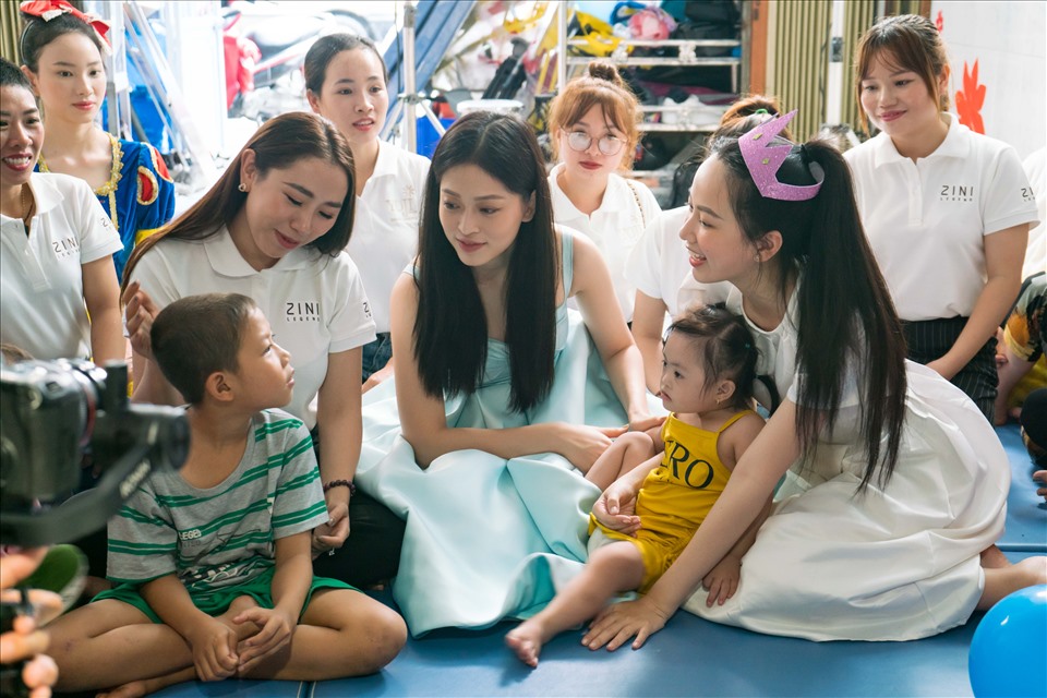 Với sự tham gia của Phương Nga- Á hậu Việt Nam 2018 trong vai trò Cô tiên xanh, đồng hành cũng dự án, nàng hậu vô cùng thân thiện chiếm được nhiều tình cảm của các em nhỏ. Ảnh: SV.