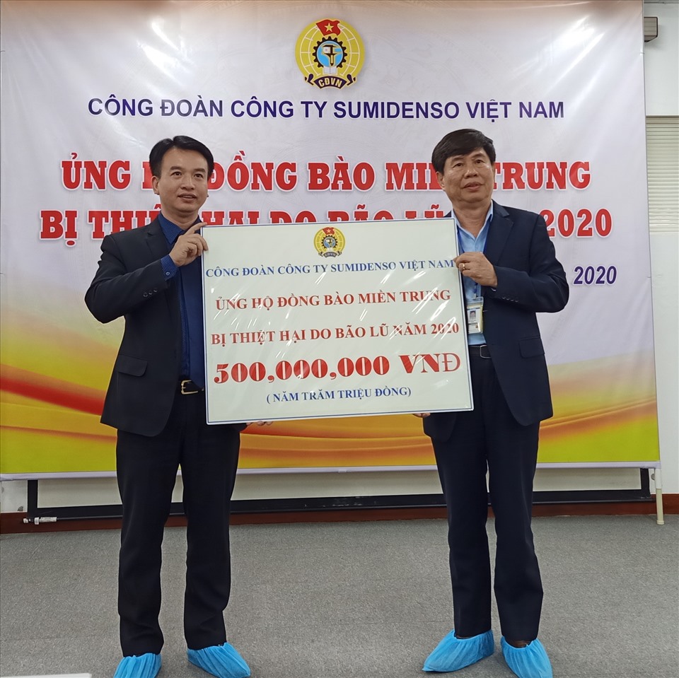 Đại diện Công đoàn cơ sở Công ty TNHH Sumidenso Việt Nam  trao ủng hộ tới Uỷ ban Mặt trận tổ quốc tỉnh Hải Dương. Ảnh: Diệu Thuý