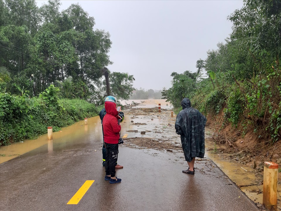 Mưa lớn gây ngập các tuyến đường trên địa bàn huyện Hoài Ân (tỉnh Bình Định). Ảnh: CTV