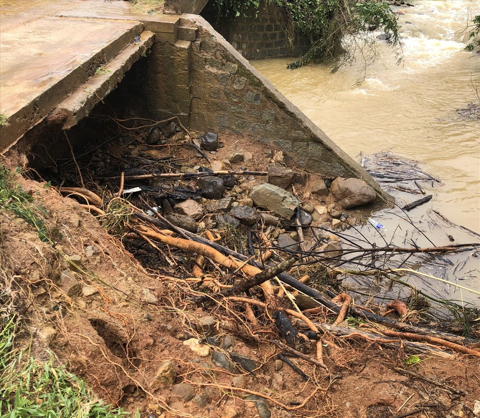 Nhiều tuyến đường nông thôn ở huyện Hoài Ân bị hư hỏng, xói lở do lũ.