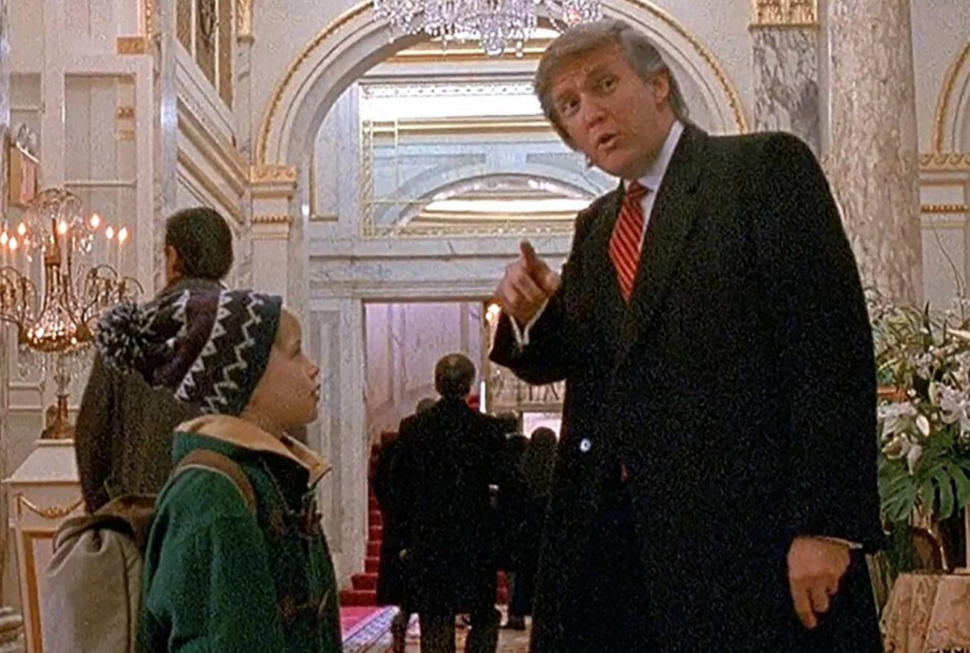 Tổng thống Mỹ - Donald Trump xuất hiện chớp nhoáng trong bộ phim nổi tiếng “Ở nhà một mình 2: Lạc đến New York”. Ảnh nguồn: Mnet.