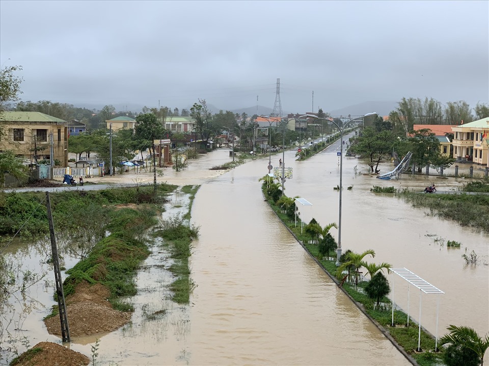 Các tuyến đường ở Quảng Ngãi chìm trong biển nước.
