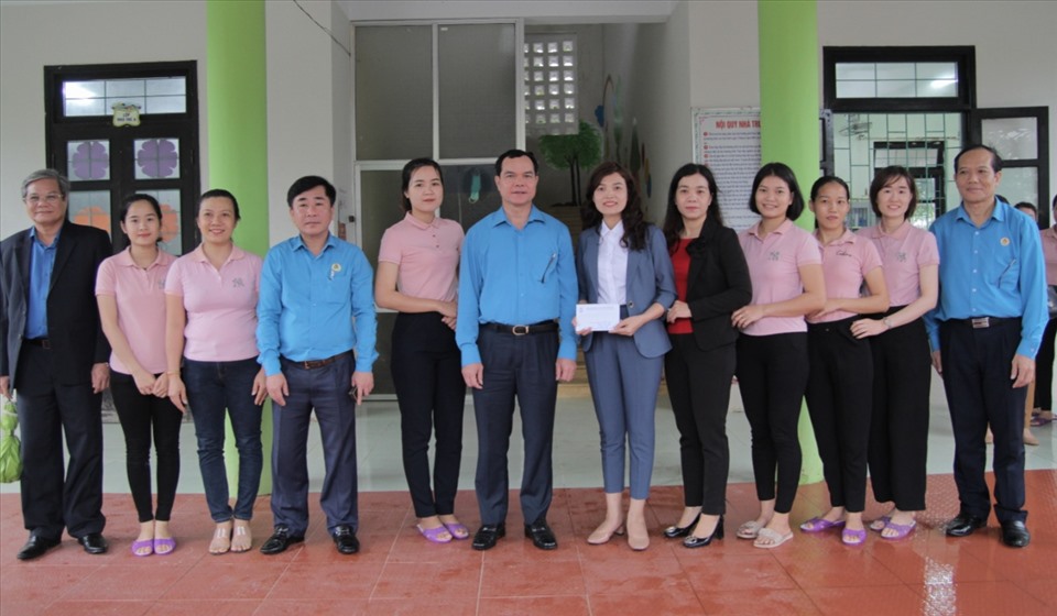 Chủ tịch Tổng LĐLĐ VN trao hỗ trợ cho trường mầm non Phú Hải. Ảnh: Lê Phi Long