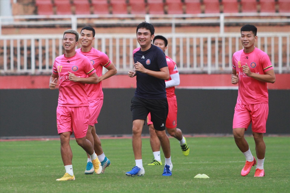 Câu lạc bộ Sài Gòn tập luyện trước trận gặp Viettel trong không khí thoải mái. Ảnh: Thanh Vũ