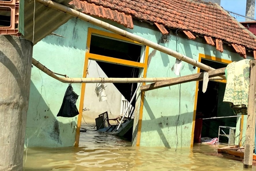 Người dân bị lũ lụt tại miền Trung cần được hỗ trợ đồ gia dụng và sửa chữa nhà cửa. Ảnh: Lê Phi Long