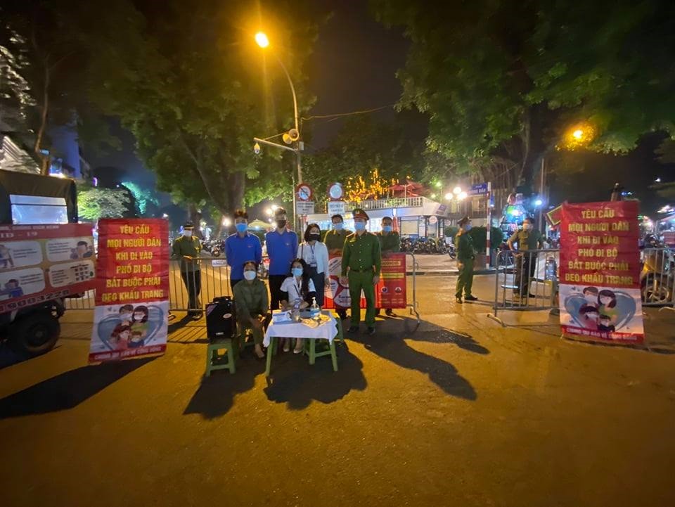 Người không đeo khẩu trang không được vào phố đi bộ. Ảnh: Chu Dũng