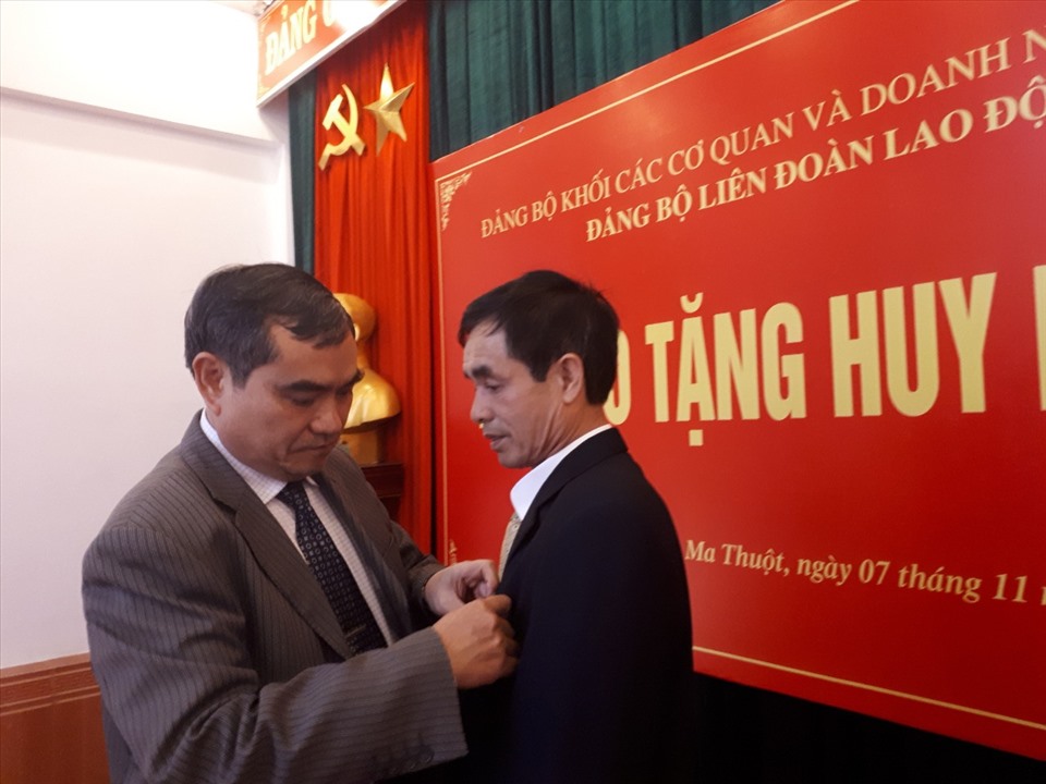 Ông Nguyễn Lương Tân (Đảng viên Chi bộ 3, thuộc Đảng bộ LĐLĐ Đắk Lắk) nhận huy hiệu 40 năm tuổi Đảng. Ảnh: T.X