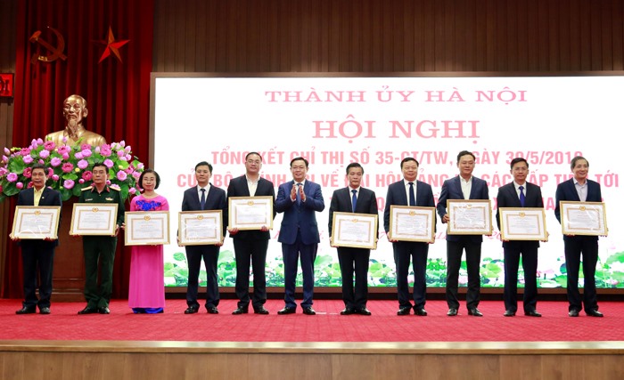 Bí thư Thành ủy Vương Đình Huệ trao Bằng khen cho 10 đảng bộ có thành tích xuất sắc trong thực hiện Chỉ thị 35-CT/TW và Kế hoạch 155-KH/TU.