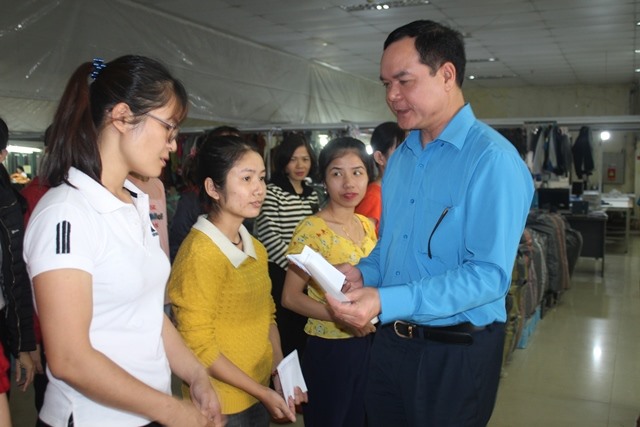 Chủ tịch Tổng LĐLĐ Việt Nam trao quà cho công nhân Công ty Cổ phần sản xuất đầu tư và Thương mại TAAD Hà Tĩnh. Ảnh: TT.