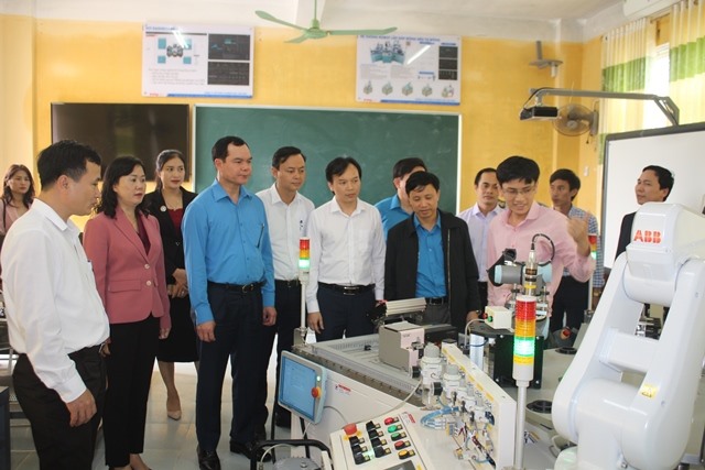 Đoàn công tác của Tổng LĐLĐ Việt Nam tham quan tại Trường Cao đẳng Công nghệ Hà Tĩnh. Ảnh: TT.
