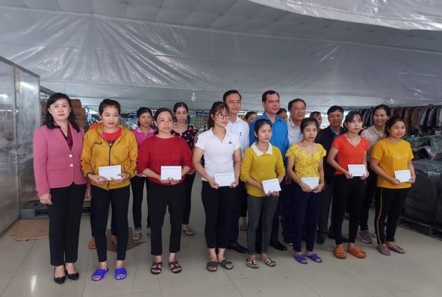15 công nhân Công ty Cổ phần sản xuất đầu tư và Thương mại TAAD Hà Tĩnh được nhận của của Tổng LĐLĐ Việt Nam. Ảnh: TT.