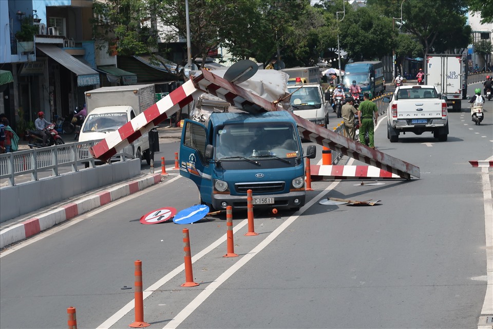 Hiện trường vụ xe tải tông sập thanh giới hạn chiều cao trước hầm chui cầu Phạm Văn Chí (Quận 6, TPHCM) vào trưa 7.11. Ảnh: Hữu Huy