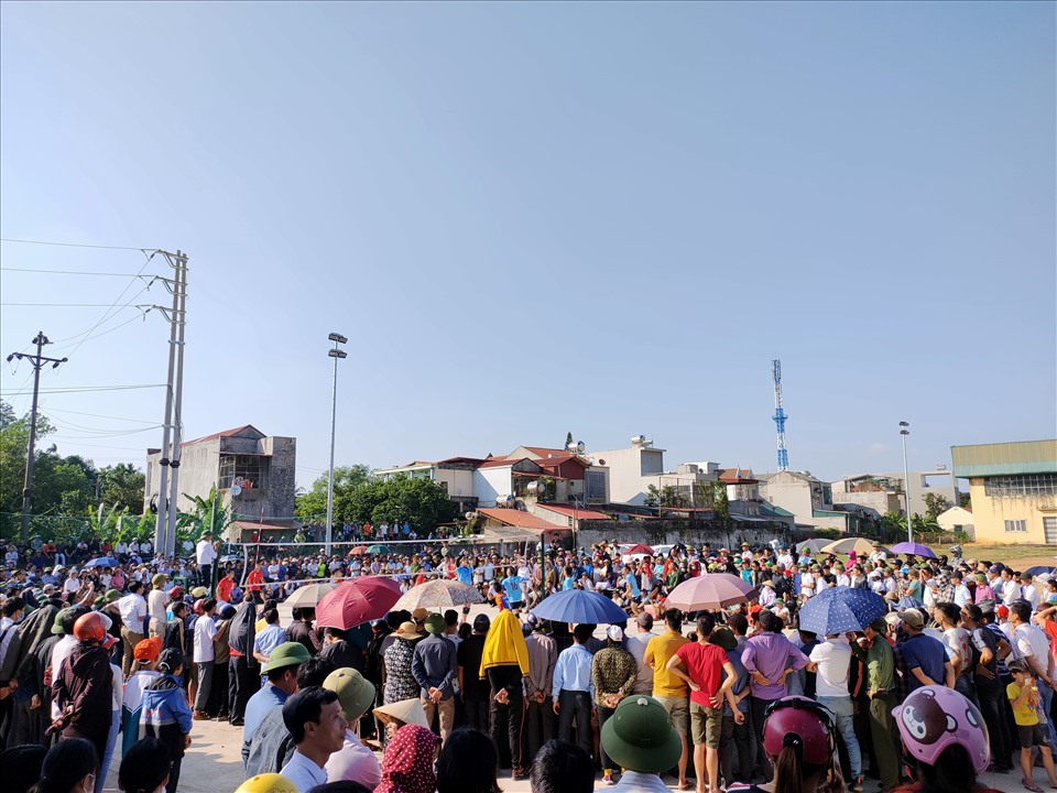 Hàng nghìn người dân đã nghỉ việc, tập trung về trung tâm văn hóa huyện để theo dõi giải đấu. Ảnh: Quách Du