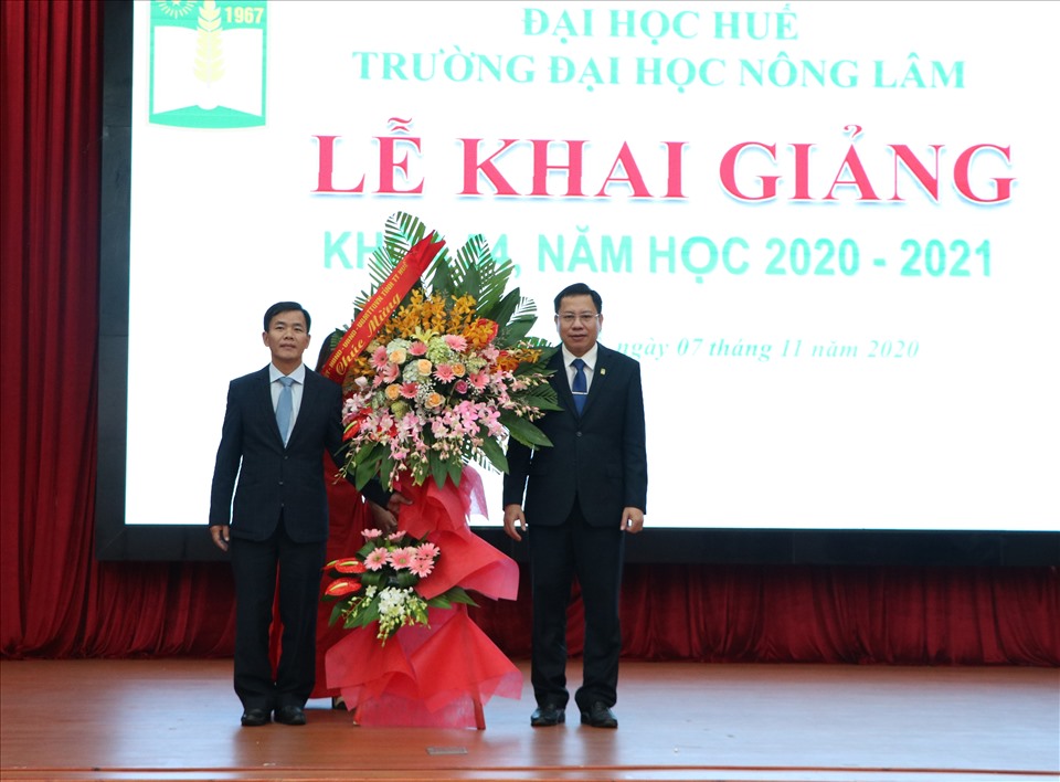 Ông Nguyễn Văn Phương(trái) - Phó chủ tịch UBND tỉnh Thừa Thiên Huế đến dự, tặng lẵng hoa chúc mừng. Ảnh: PĐ.