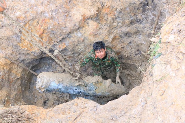 Quả bom  phát hiện ở thị trấn Đồng Lộc nằm sâu trong lòng đất. Ảnh: TT.