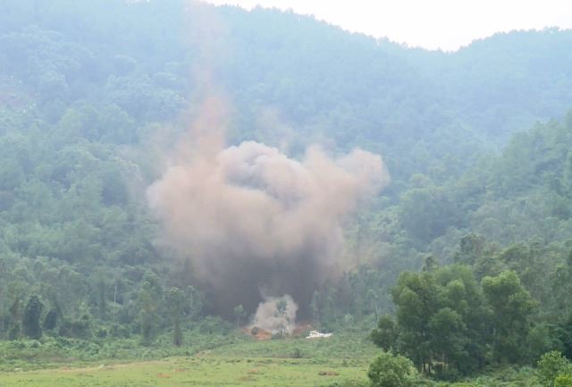 Lực lượng công binh hủy nổ thành công 2 quả bom tại thao trường thuộc xã Ngọc Sơn huyện Thạch Hà. Ảnh: TT.