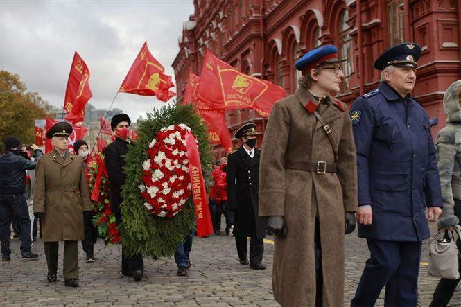 Đoàn đại biểu mang theo vòng hoa viếng lãnh tụ Vladimir Ilich Lenin nhân dịp kỷ niệm 103 năm Cách mạng Tháng Mười. Ảnh: TTXVN