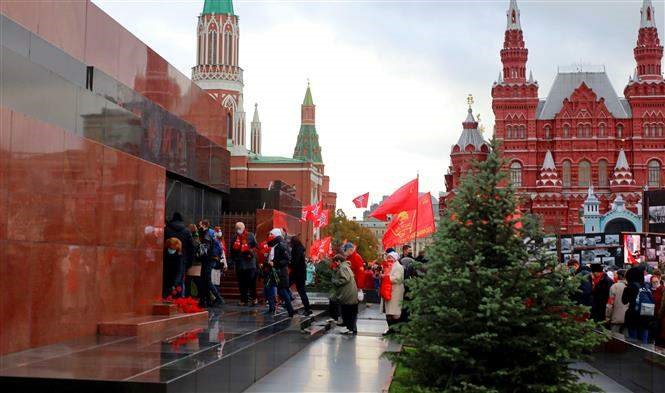 Đoàn người vào Lăng viếng lãnh tụ phong trào cộng sản quốc tế Vladimir Ilich Lenin. Ảnh: TTXVN.