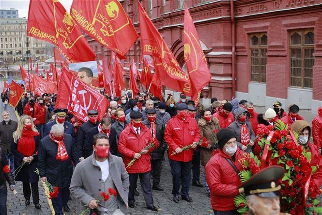 Ban lãnh đạo Đảng Cộng sản LB Nga và các đại biểu tham gia hoạt động kỷ niệm 103 năm Cách mạng Tháng Mười Nga. Ảnh: TTXVN.