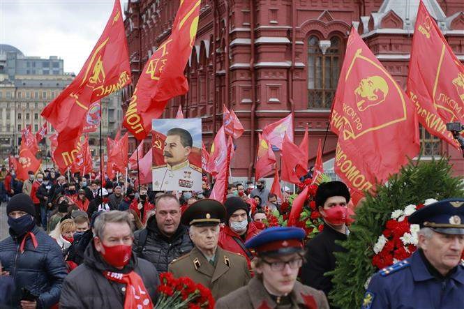 Đoàn người tham gia kỷ niệm 103 năm Cách mạng Tháng Mười Nga tại Mátxcơva. Ảnh: TTXVN.