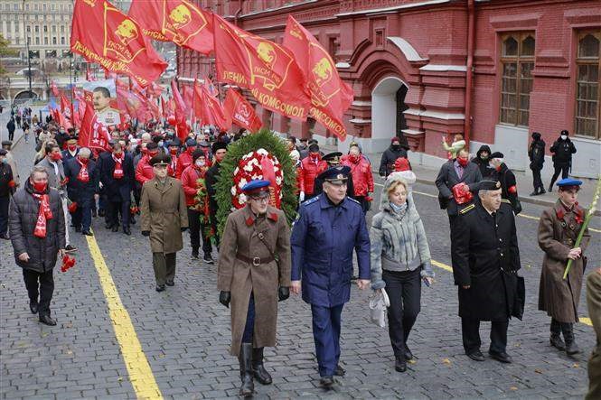 Các đại biểu tham gia hoạt động kỷ niệm 103 năm Cách mạng Tháng Mười Nga. Ảnh: TTXVN.