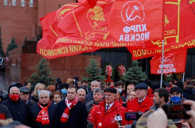 Chủ tịch Đảng Cộng sản Liên bang Nga Gennady Zyuganov trả lời phỏng vấn báo chí, nhấn mạnh ý nghĩa và vai trò của những thành tựu Cách mạng Tháng Mười Nga đối với toàn nhân loại. Ảnh: TTXVN.