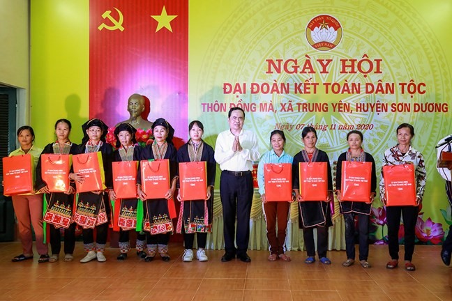 Ông Trần Thanh Mẫn tặng quà 10 hộ gia đình thuộc diện khó khăn của thôn Đồng Mà. Ảnh: Quang Vinh