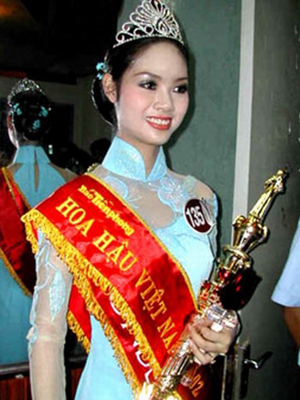 Mai Phương đăng quang Hoa hậu Việt Nam năm 2002. Lúc đó, cô chỉ mới 17 tuổi và còn là học sinh chuyên Lý Trường THPT Năng khiếu Trần Phú, Hải Phòng.