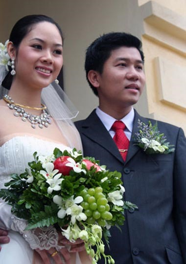 Sau đó, cô theo học ngành Quản trị Kinh doanh tại Đại học Luton (Anh). Khi tốt nghiệp, cô trở về Việt Nam làm việc, lập gia đình. Mai Phương kết hôn với bạn trai từ thời cấp 3 là Nguyễn Bỉnh Khánh.