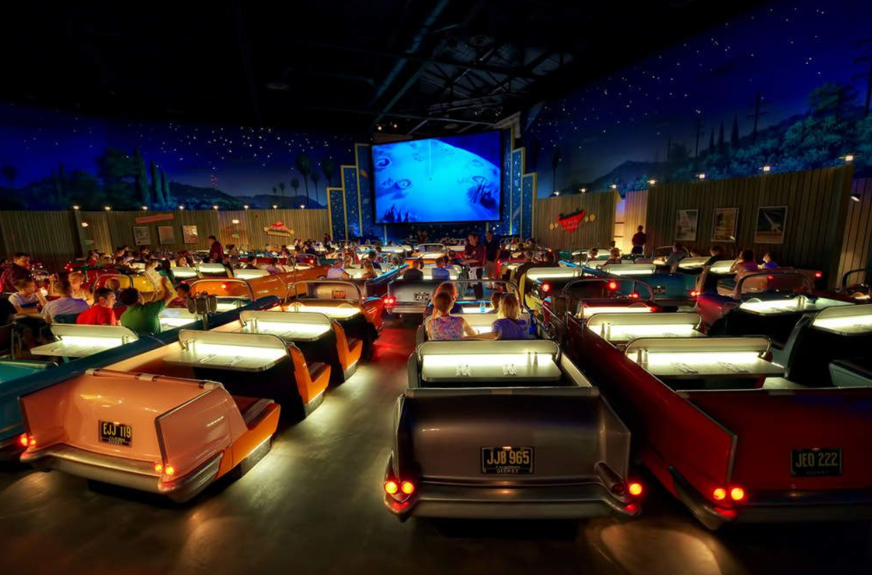 Rạp chiếu phim Walt Disney World đưa khán giả trở về thập niên 1950 khi ngồi trên ôtô để xem phim. Ảnh nguồn: Mnet.
