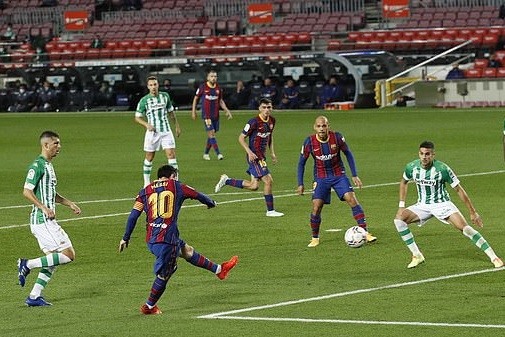 Bàn thắng đầu tiên Messi ghi từ tình huống bóng sống ở mùa giải này. Ảnh: AFP