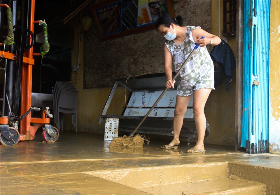 Nhiều hộ dân nằm dọc theo tuyến đường Bạch Đằng dù có nhà cao hơn mặt đường 0,5m nhưng vẫn ngập bùn.