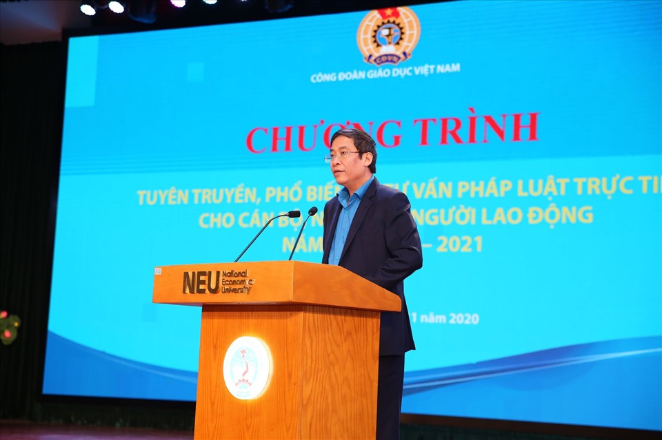 Ông Vũ Minh Đức - Uỷ viên Đoàn Chủ tịch Tổng LĐLĐVN, Chủ tịch CĐGD Việt Nam phát biểu.