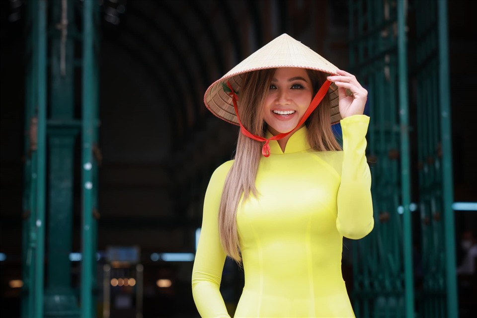 Sắc vàng tiếp tục được H’Hen Niê chọn khi ghi hình cho một chương trình truyền hình về du lịch. Trong tà áo dài vàng, đội nón lá, H’Hen Niê thể hiện sự duyên dáng, nữ tính của người phụ nữ Việt Nam truyền thống.