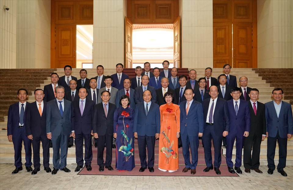 Thủ tướng Nguyễn Xuân Phúc cùng các Đại sứ, Trưởng Cơ quan đại diện Việt Nam được bổ nhiệm năm 2020. Ảnh: VGP