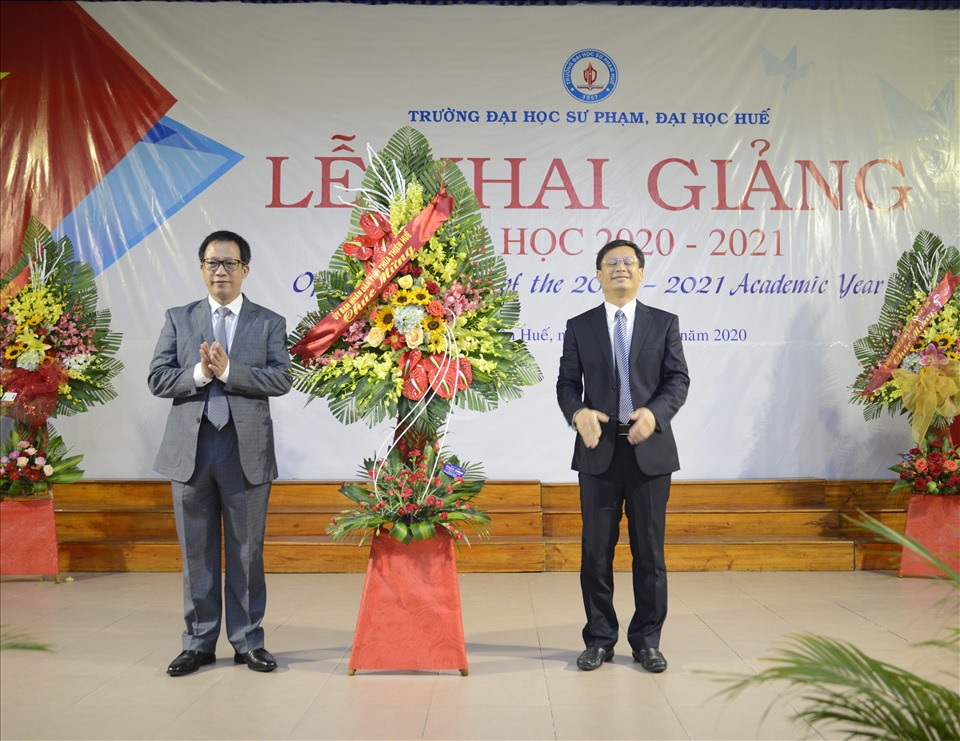 Ông Nguyễn Thanh Bình (trái) - Ủy viên Thường vụ Tỉnh ủy, Phó Chủ tịch UBND tỉnh Thừa Thiên Huế đến dự và tặng hoa chúc mừng. Ảnh: PĐ.