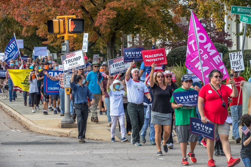 Những người ủng hộ ông Donald Trump tuần hành ở North Carolina ngày 7.11. Ảnh: AFP
