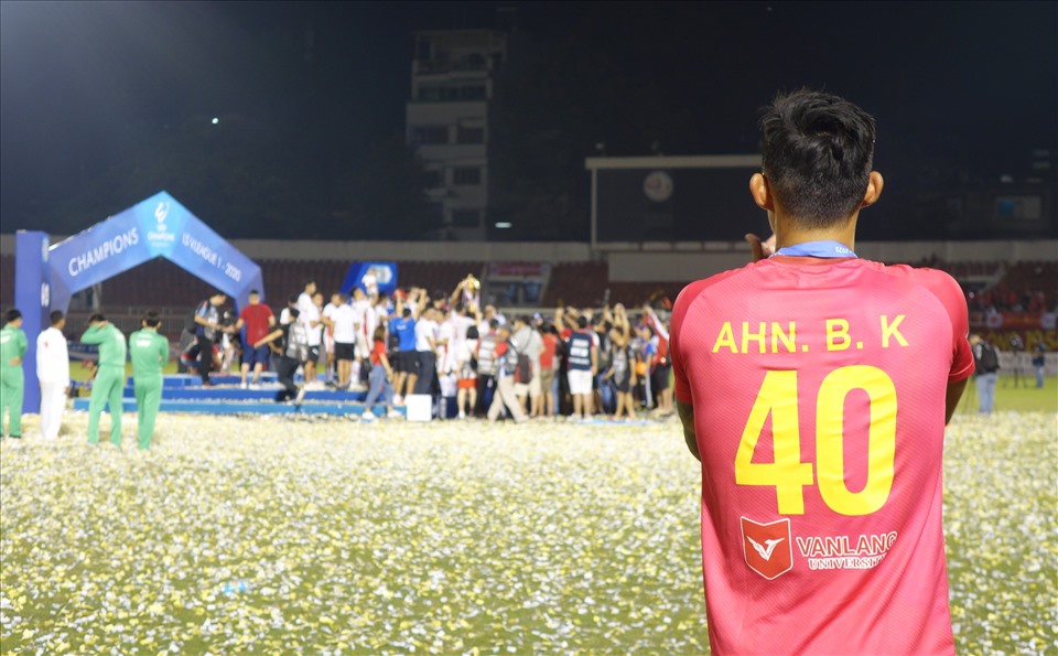 Trung vệ Ahn Byung-keon sau đó quay lại bục trao giải, vỗ tay chúc mừng các cầu thủ Viettel khi đội nhận ngôi vô địch. Trung vệ người Hàn Quốc là một trong những cầu thủ phòng ngự hay nhất V.League năm nay.