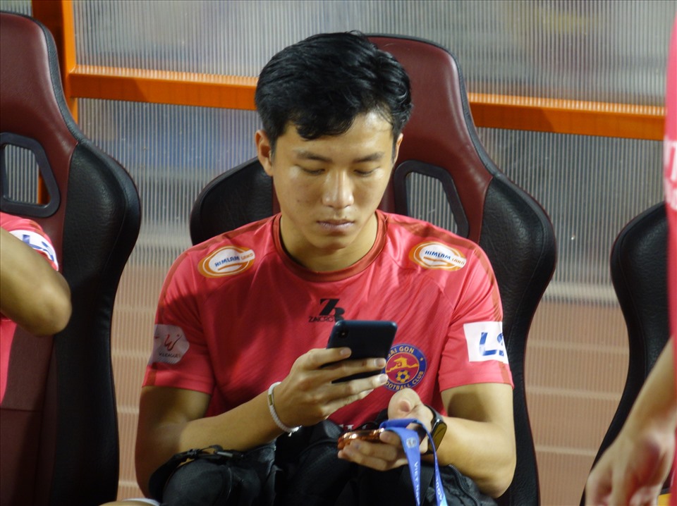 Một cầu thủ khác của đội chủ sân Thống Nhất lấy điện thoại chụp tấm huy chương. Với nhiều cầu thủ Sài Gòn, việc có tấm huy chương ở V.League là thành quả lớn nhất của họ từ trước đến nay.