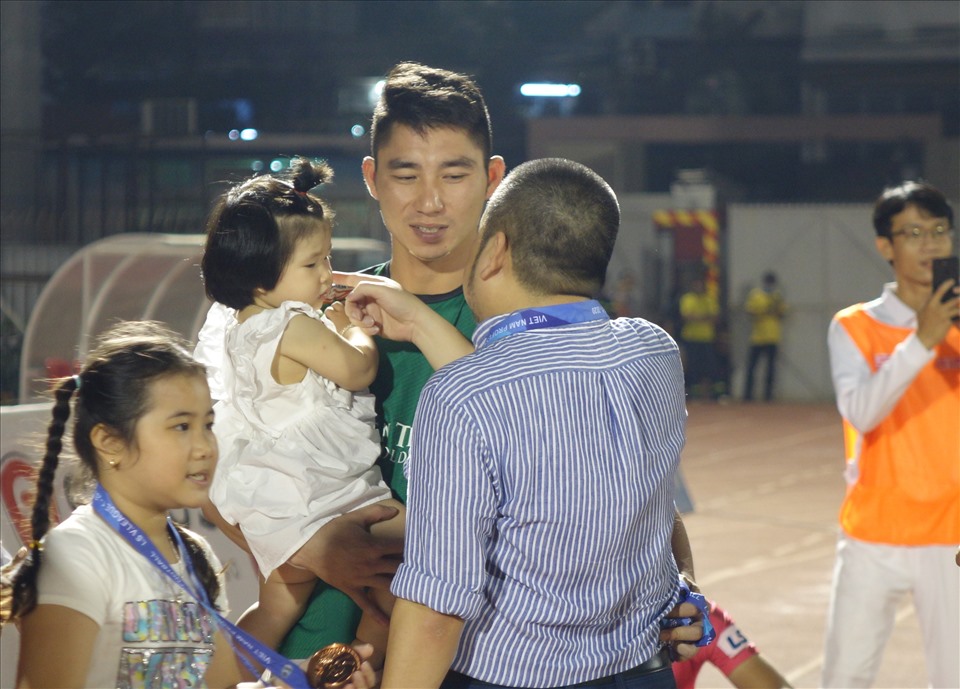 Ông Trần Hòa Bình - thành viên ban lãnh đạo đội bóng đến thăm hỏi thủ môn Phạm Minh Phong. Ở trận đấu với Viettel, Minh Phong bị chấn thương rời sân ở phút 33.