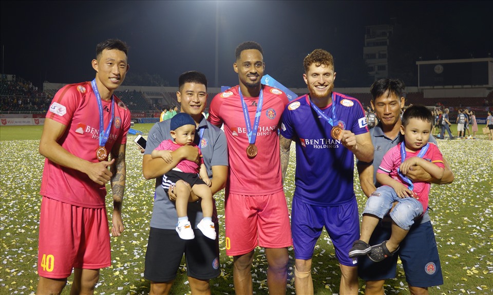 Ba ngoại binh của Sài Gòn vui vẻ chụp ảnh chia vui với các đồng đội sau trận đấu. Pedro, Geovane và trung vệ Ahn Byung-keon là xương sống của đội bóng, góp công rất lớn và thành tích của đội.