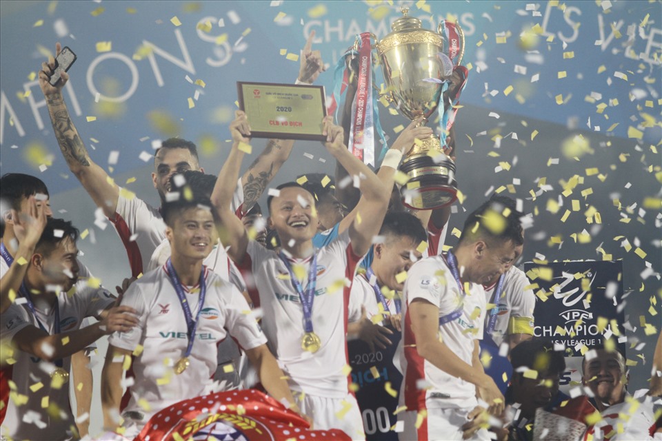 Tiền vệ Nguyễn trọng Hoàng có lần thứ 4 vô địch V.League sau khi cùng SLNA và Bình Dương đăng quang vào các năm 2011, 2014 và 2015. Ảnh: Thanh Vũ