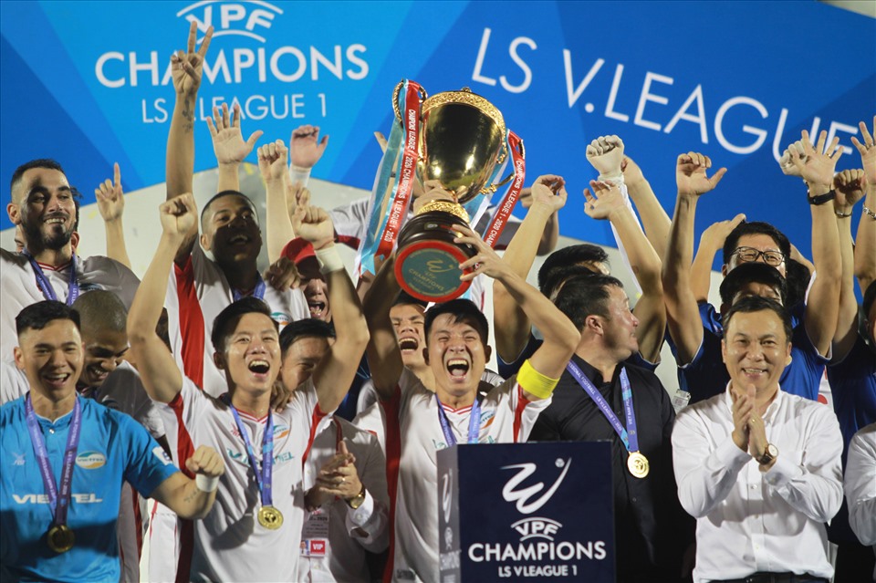 Đội trưởng Bùi Tiến Dũng đại diện câu lạc bộ Viettel nhận chiếc cúp vô địch từ ban tổ chức V.League 2020. Ảnh: Thanh Vũ