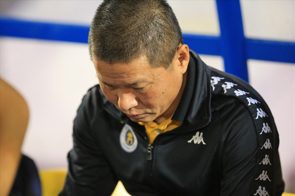 Huấn luyện viên Chu Đình Nghiêm bị cấm chỉ đạo trận đấu này. Ông xuống sân và ngồi 1 mình trong cabin khi trận đấu kết thúc.