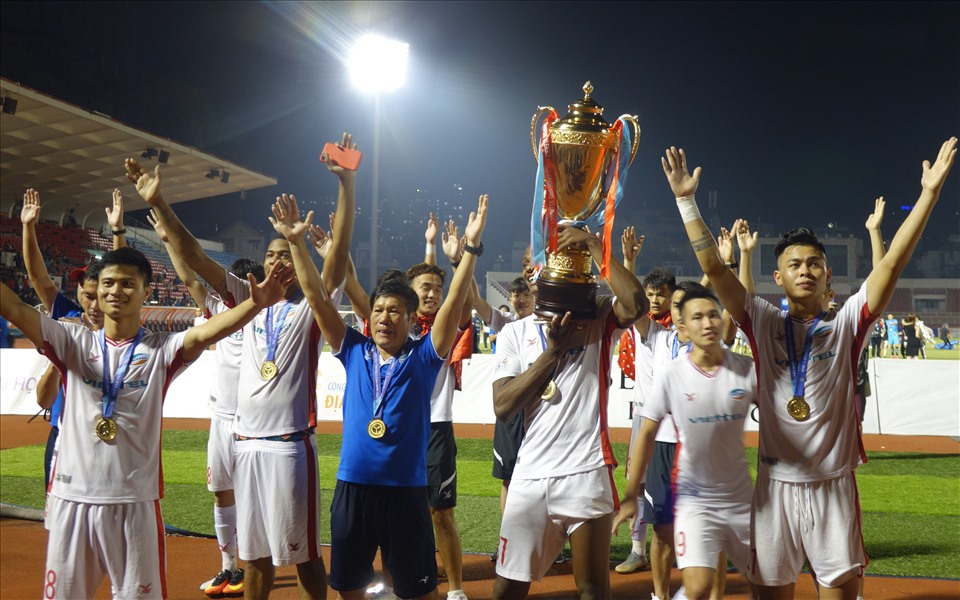 Viettel của ông Trương Việt Hoàng ăn mừng chức vô địch V.League đầu tiên trong lịch sử. Ảnh: Nguyễn Đăng.