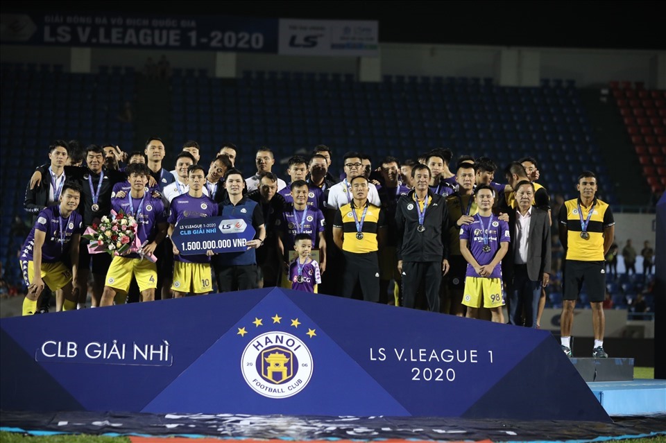 Hà Nội nhận danh hiệu hạng Nhì ở V.League 2020.